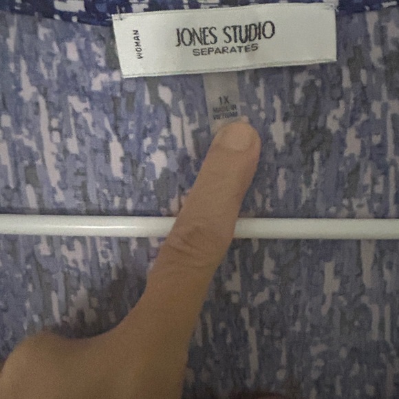 Sleeveless top with lining in front. - Picture 2 of 3